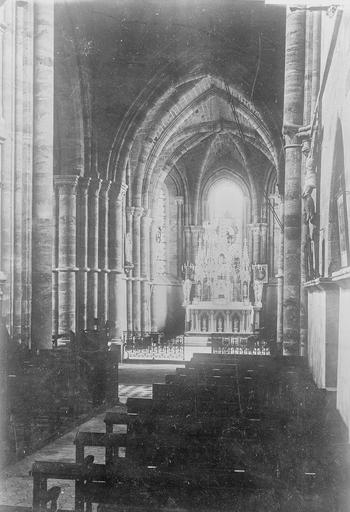 Eglise Nef, vue de l'entrée, Service photographique ; Genuys, C. (photographe), 