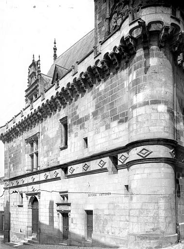 Hôtel de Ville (ancien) , dit Le Pilori Façade est, Mieusement, Médéric (photographe), 