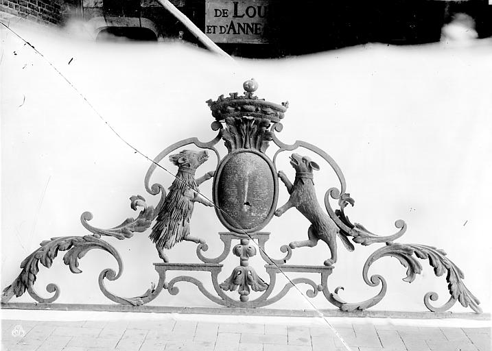 Hôtel de Ville Grille : Deux aniamux tenant un écusson, Mieusement, Médéric (photographe), 