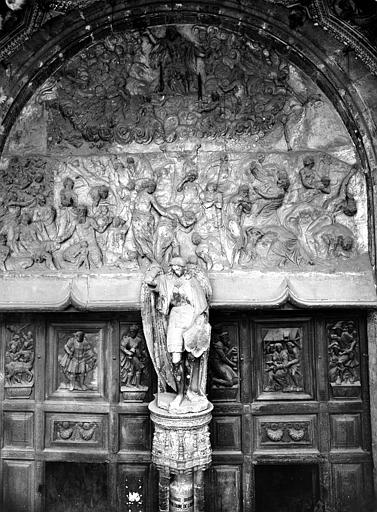 Eglise Saint-Michel Portail central de la façade ouest, tympan : Le Jugement dernier. Statue du trumeau : saint Michel, Delaunay (photographe), 