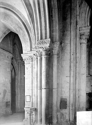 Eglise Saint-Pierre Vue intérieure de la nef, côté nord : pile et chapiteaux, Heuzé, Henri (photographe), 