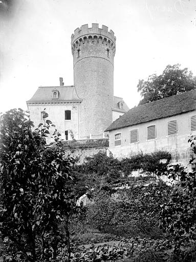 Domaine de Châteauvieux Tour, Enlart, Camille (historien), 