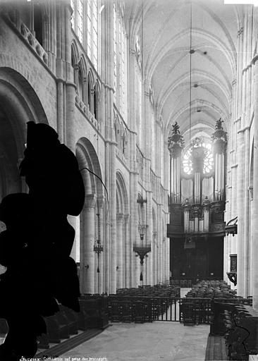 Cathédrale Notre-Dame Vue intérieure de la nef, vers l'entrée, Mieusement, Médéric (photographe), 