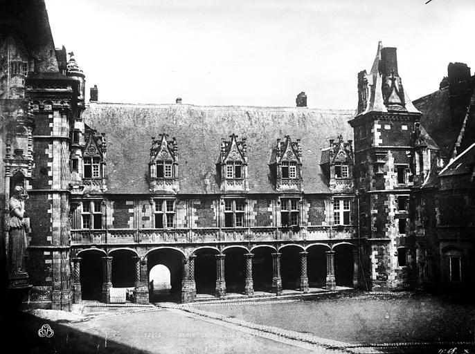 Château Aile Louis XII : Vue d'ensemble sur la cour, Le Gray, Gustave ; Mestral, Auguste (photographe), 