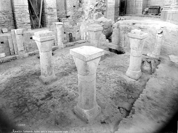 Cathédrale Saint-Pierre Crypte en cours de fouilles : colonnes centrales, Mieusement, Médéric (photographe), 