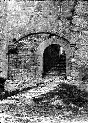 Cité ; Porte de Bourg ; Tour des Wisigoths Porte de Bourg, à droite de la tour des Wisigoths, Le Gray, Gustave ; Mestral, Auguste (photographe), 
