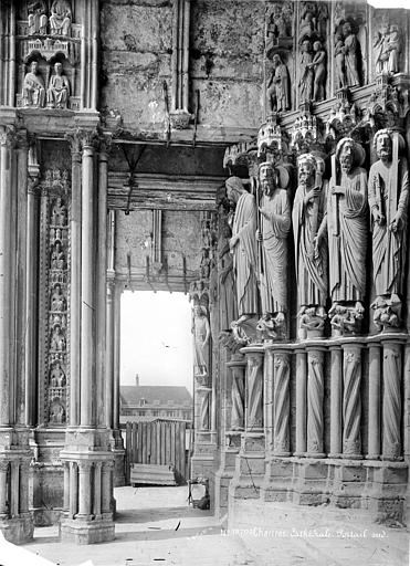 Cathédrale Notre-Dame Portail central de la façade sud : statues-colonnes du piédroit gauche (vue vers l'ouest), Mieusement, Médéric (photographe), 