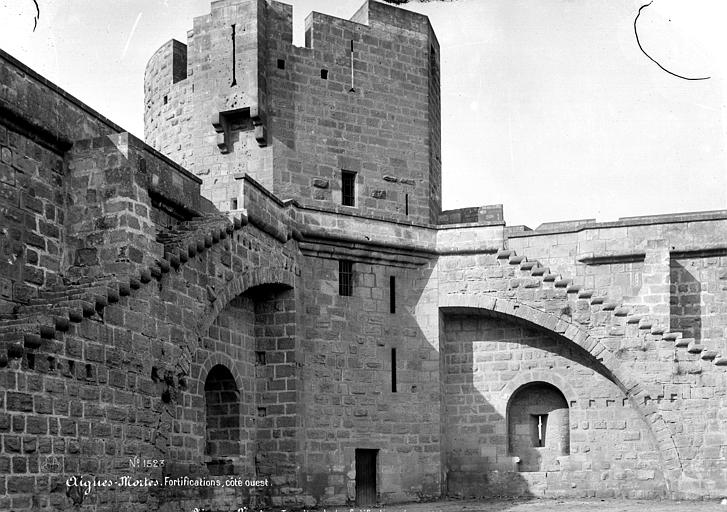 Remparts ; Tour des Bourguignons Rempart intérieur, angle sud-ouest : Tour des Bourguignons, Mieusement, Médéric (photographe), 