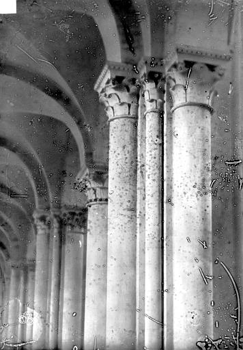 Cathédrale Saint-Julien Vue intérieure du bas-côté : Colonnes et chapiteaux, Robert, Paul (photographe), 