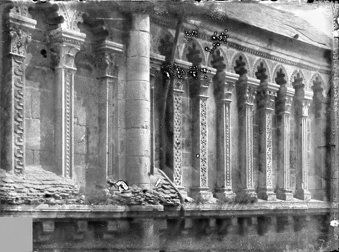 Eglise Sainte-Croix Façade sud : galerie haute de l'ancienne nef, place Sainte-Croix, Heuzé, Henri (photographe), 