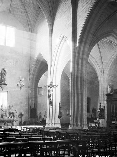 Eglise Notre-Dame Nef, vue diagonale, Louzier (photographe), 