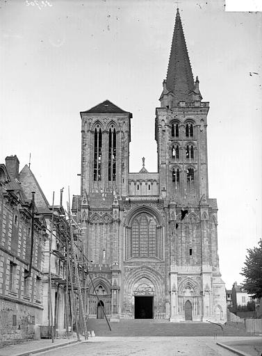 Eglise Saint-Pierre Façade ouest, Enlart, Camille (historien), 