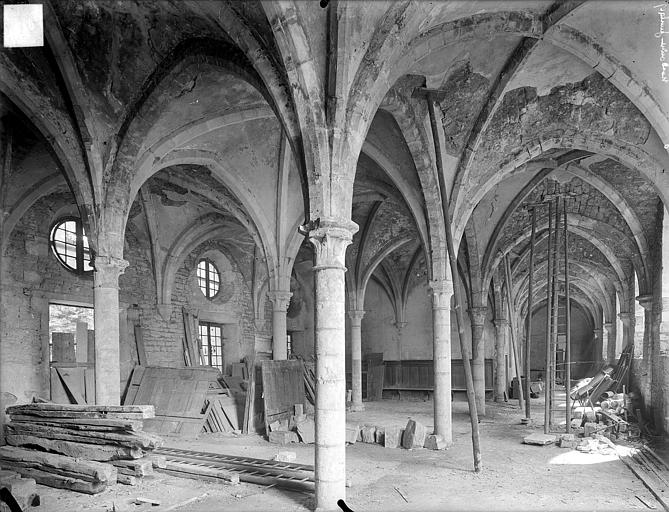 Abbaye Saint-Bénigne (ancienne) ; Musée archéologique Dortoir des moines bénédictins : vue intérieure du rez-de-chaussée, vers le sud-est, Heuzé, Henri (photographe), 