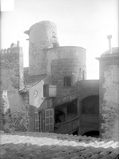 Maison du Notaire, dite aussi maison Desplats ou maison du Lys ou hôtel de Loignat Cour intérieure prise du toit : Tourelle d'escalier (partie supérieure), Jarron (photographe), 