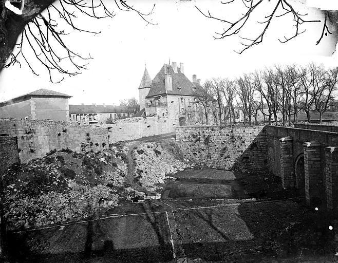 Château fortifié (vestiges) Château en cours de démolition, Delaunay (photographe), 