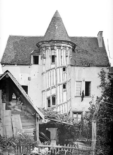 Maison dite de la Reine Berthe Vue d'ensemble avec la tourelle d'escalier, Mieusement, Médéric (photographe), 
