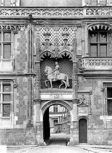 Château Aile Louis XII : Entrée principale surmontée de la statue équestre de Louis XII, Cousin, 