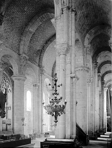 Eglise Saint-Nazaire Bas-côté nord et nef vers l'ouest, Enlart, Camille (historien), 