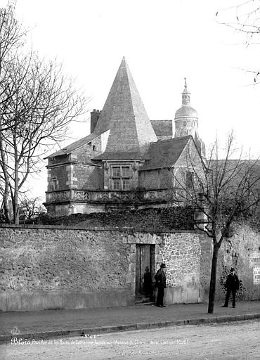 Bains de la Reine ou Pavillon d'Anne de Bretagne Façade du côté avenue du Chemin de Fer, deux hommes en pose devant, Mieusement, Médéric (photographe), 