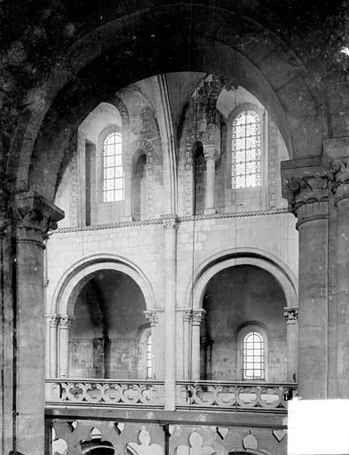 Abbaye aux Hommes (ancienne) ; Eglise abbatiale Saint-Etienne Vue intérieure de la nef : triforium et tribunes, Heuzé, Henri (photographe), 