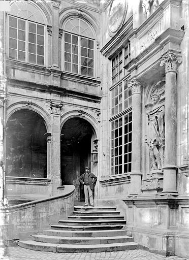 Hôtel d'Escoville (ancien) Cour d'honneur : Escalier d'entrée à l'angle nord-est, Durand, Jean-Eugène (photographe), 