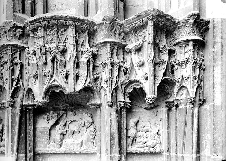 Cathédrale Saint-Etienne Façade ouest : dais et bas-reliefs du soubassement, Doucet ; Baudet (photographe), 