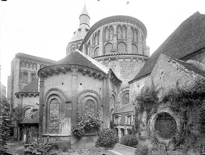 Eglise Sainte-Croix Ensemble sud-est : vue prise du jardin, Heuzé, Henri (photographe), 
