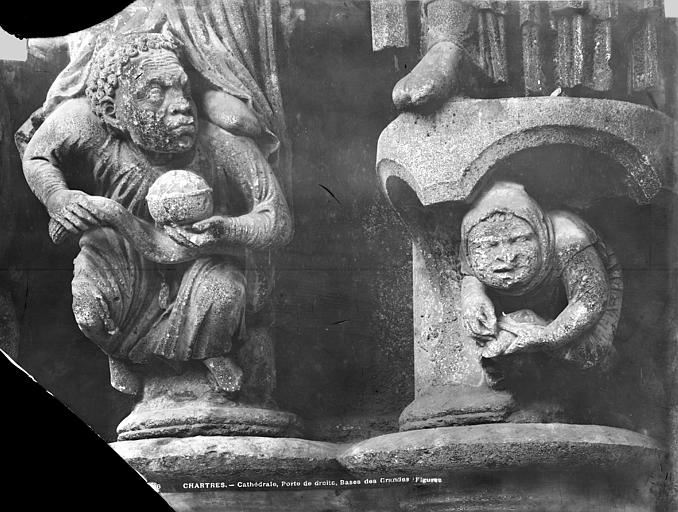 Cathédrale Notre-Dame Portail sud de la façade ouest : Personnages sculptés au pied des statues-colonnes, Durand, Jean-Eugène (photographe), 