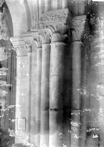 Eglise Saint-Pierre Colonnes et chapiteaux, Enlart, Camille (historien), 