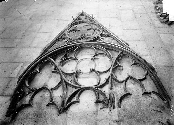Cathédrale Notre-Dame Fenêtre déposée : Partie supérieure, Sainsaulieu, Max (photographe), 
