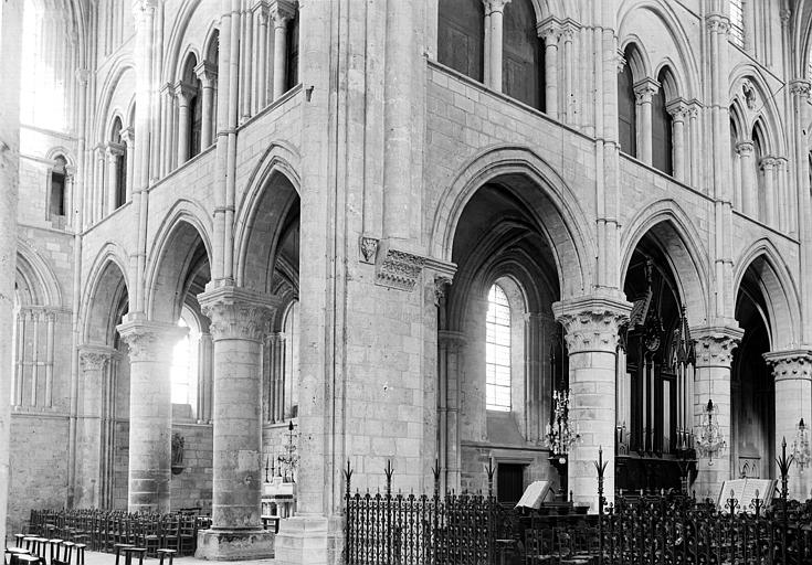 Eglise Saint-Pierre Croisée du transept vers le nord, Enlart, Camille (historien), 