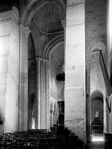 Eglise collégiale Saint-Germain Bas-côté, Enlart, Camille (historien), 
