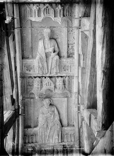 Cathédrale Notre-Dame Portail droit de la façade sud. Voussures du porche : Deux apôtres tenant un bâton, Durand, Jean-Eugène (photographe), 
