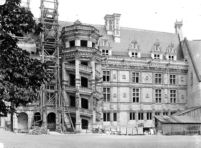 Château Aile François Ier, côté cour : Façade et grand escalier, Cousin, 
