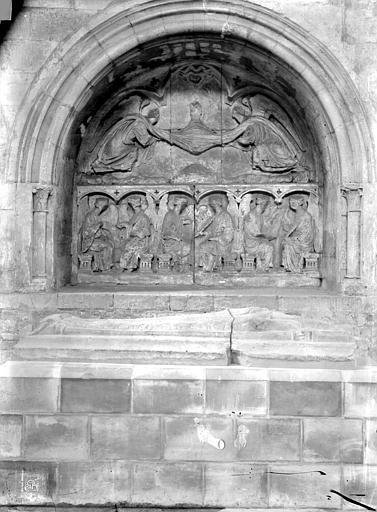 Eglise Saint-Pierre Tombeau sous enfeu dans le transept sud : Anges tenant le suaire, Durand, Jean-Eugène (photographe), 