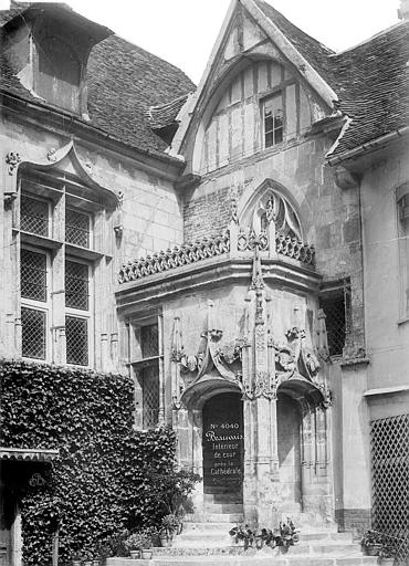 Palais épiscopal (ancien) Cour intérieure : Porte d'entrée, Mieusement, Médéric (photographe), 