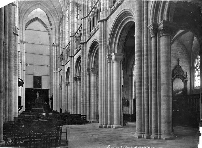 Cathédrale Notre-Dame Vue intérieure de la nef, vers le sud-est, Mieusement, Médéric (photographe), 