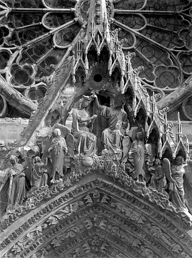 Cathédrale Notre-Dame Portail central de la façade ouest. Gable : Couronnement de la Vierge, Sainsaulieu, Max (photographe), 