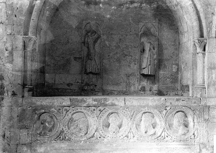 Eglise Saint-Pierre Tombeau et soubassement, Enlart, Camille (historien), 