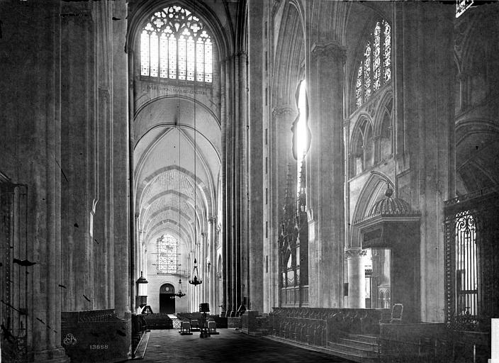 Cathédrale Saint-Julien Vue intérieure de la nef, vers l'entrée, Mieusement, Médéric (photographe), 