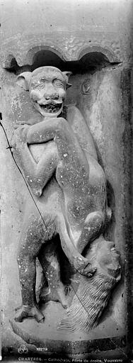 Cathédrale Notre-Dame Portail central de la façade sud. Voussure côté droit : Le Diable emportant une femme, Durand, Jean-Eugène (photographe), 