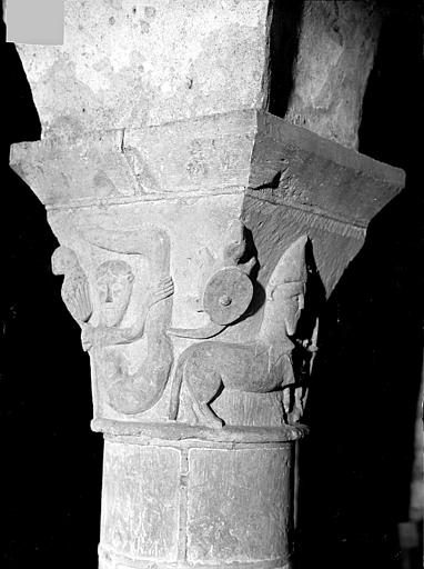 Eglise Saint-Patrice Chapiteau de la crypte : Sciapode s'abritant sous son pied. Tortue. Centaure sagittaire casqué, Heuzé, Henri (photographe), 