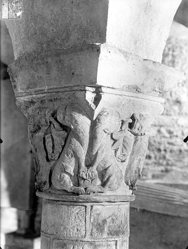 Eglise Saint-Patrice Chapiteau de la crypte : Lions à langues feuillues, Heuzé, Henri (photographe), 