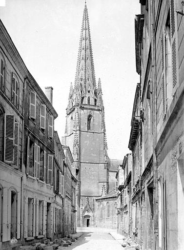 Eglise Notre-Dame Clocher, côté sud-est, pris d'une rue, Mieusement, Médéric (photographe), 