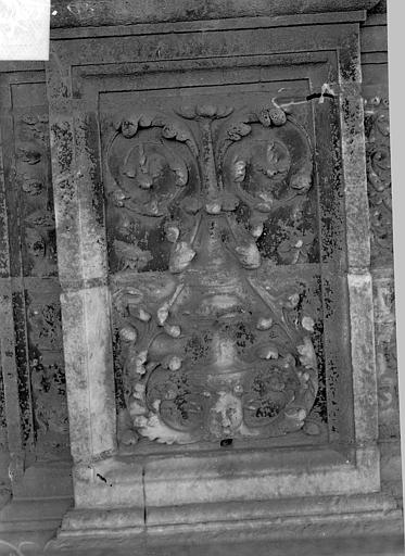 Cathédrale Saint-Maurice Façade ouest, statues de la partie supérieure représentant saint Maurice et ses compagnons en costume militaire du 16e siècle : Panneau sculpté entre les petites ouvertures situées sous les socles, Vorin, 