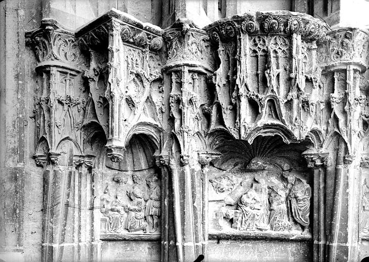 Cathédrale Saint-Etienne Façade ouest : dais et bas-reliefs du soubassement, Doucet ; Baudet (photographe), 