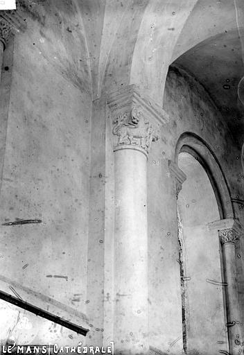 Cathédrale Saint-Julien Vue intérieure du bas-côté : Colonne et chapiteau, Robert, Paul (photographe), 