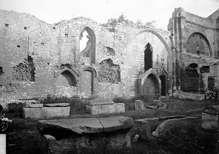 Nécropole des Alyscamps ;  Eglise Saint-Honorat (supposée) Ruines de la nef et tombeaux, Enlart, Camille (historien), 