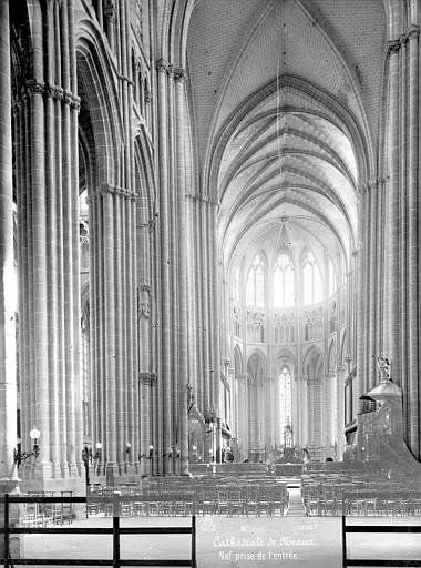 Cathédrale Saint-Etienne Vue intérieure de la nef, vers le choeur, Mieusement, Médéric (photographe), 