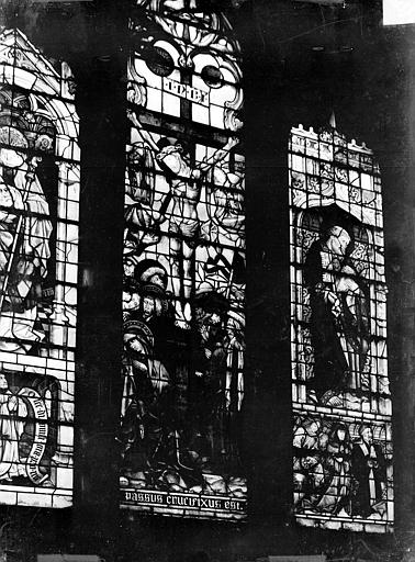 Eglise Notre-Dame Vitrail de la chapelle de l'Assomption : Crucifixion, saint Pierre, Gossin (photographe), 